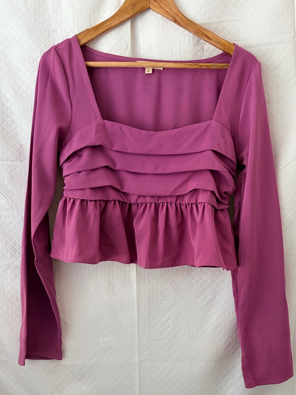 La Hearts Long-Sleeve Ruffled Peplum cropped Top in Magenta